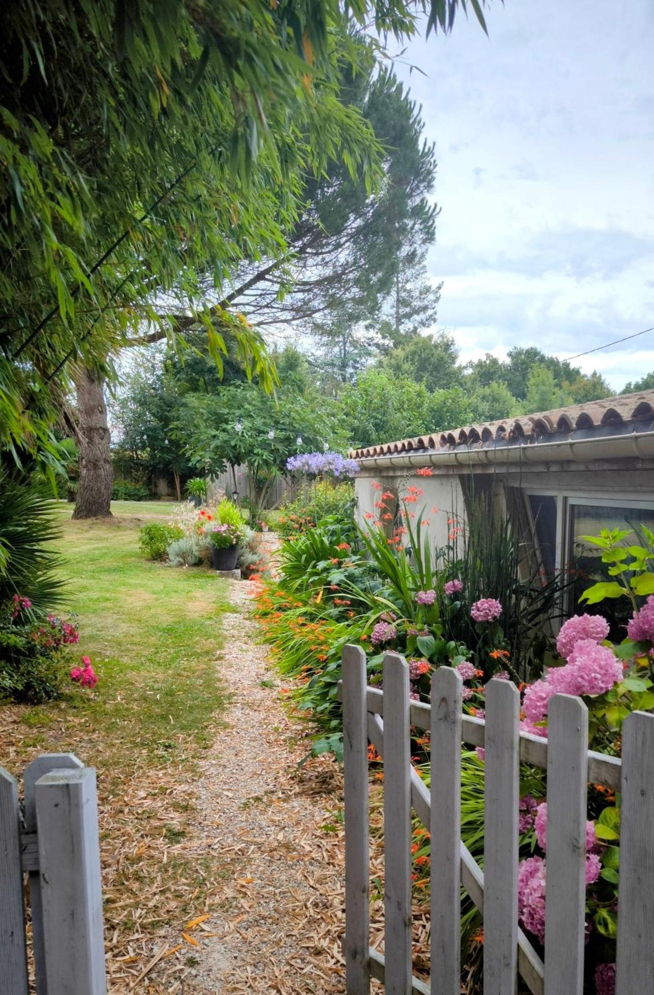 Varzay Autour Du Puits Esterno foto